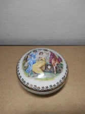 Porcelánová dóza na nožkách