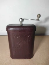 Mlýnek na kávu Tramp, bakelit