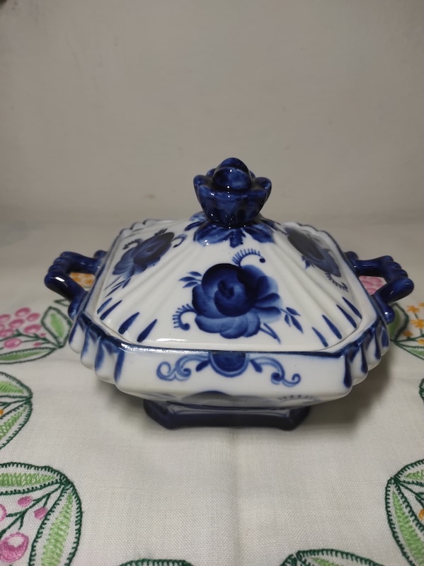 Porcelánová cukřenka s víkem 