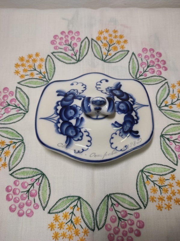 Porcelánová dóza 