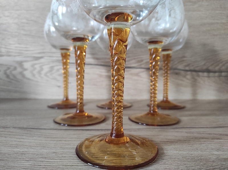 Krásné sklenice na stopce na víno 