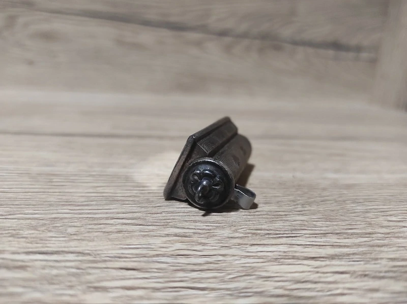 Starožitná stříbrná gravirovaná rtěnka se zrcátkem