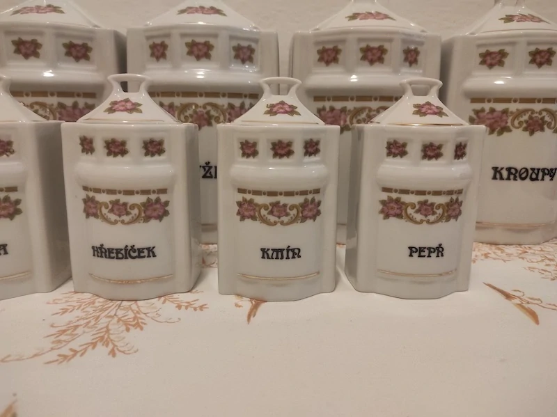 Porcelánové kořenky 