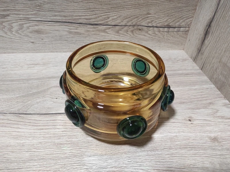 Skleněná mísa s nálepy J.Hospodka 