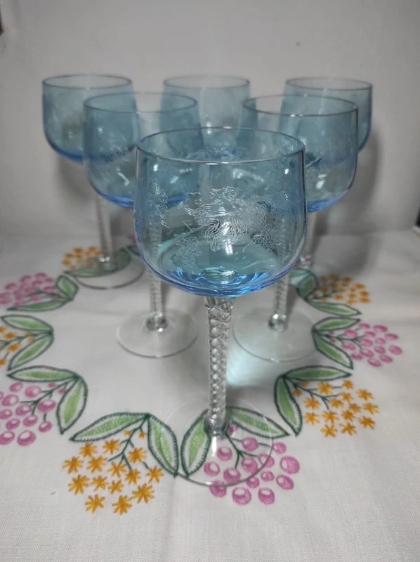 Retro modré sklenice na víno 