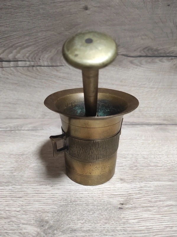 Starý mosazný hmoždíř č. 4