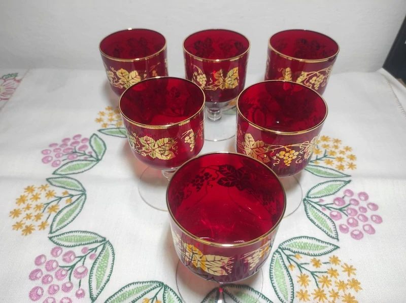 Skleničky na víno se zlatým dekorem 