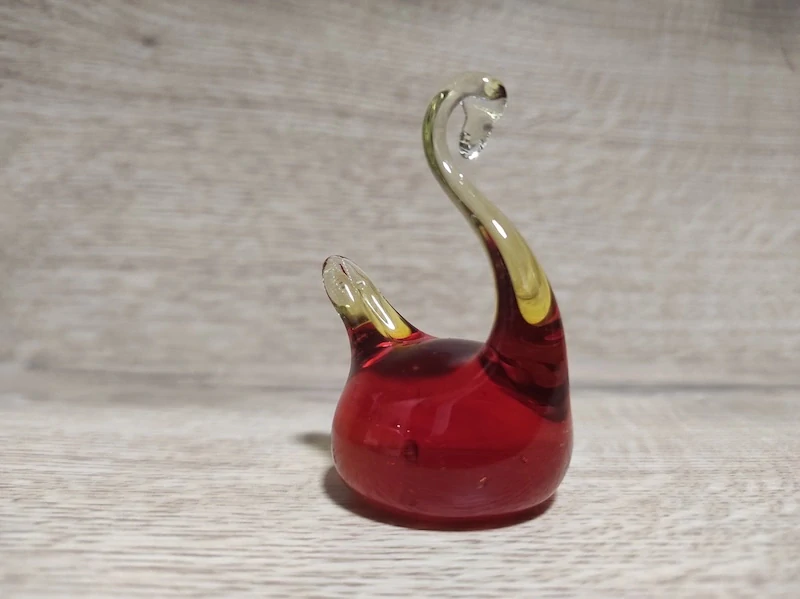 Skleněná figurka labuť