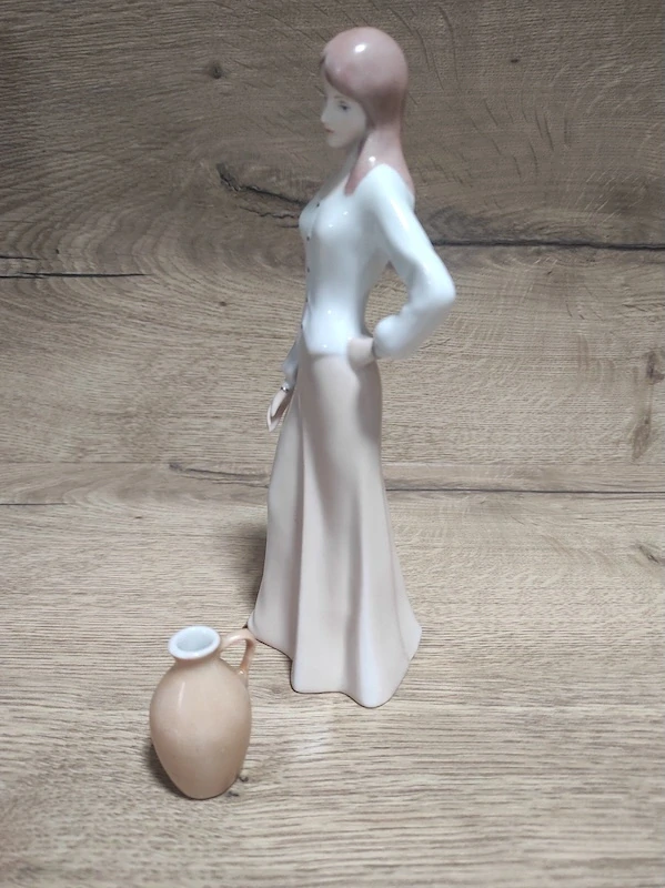 Porcelánová soška Royal Dux – Dáma se džbánem (návrh Fuksová) 