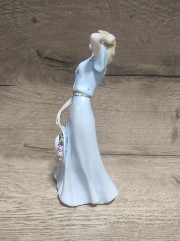 Porcelánová soška Royal Dux – Dáma s kloboukem (návrh Fuksová) 