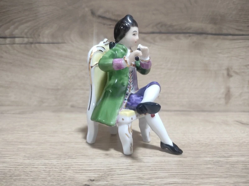 Barokní porcelánová soška – pán s flétnou