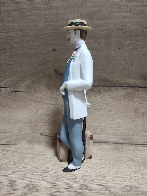 Porcelánová soška Royal Dux – pán s kufříkem a deštníkem