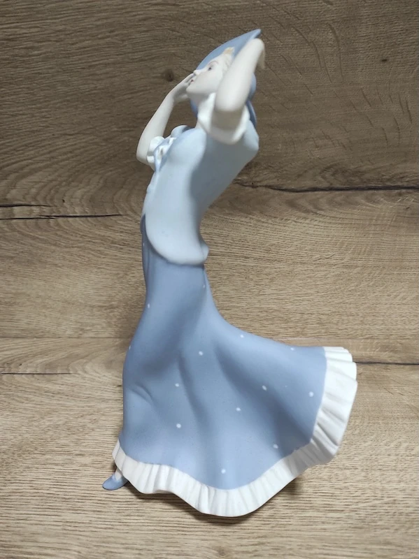 Porcelánová soška – dáma s kloboukem Royal Dux 