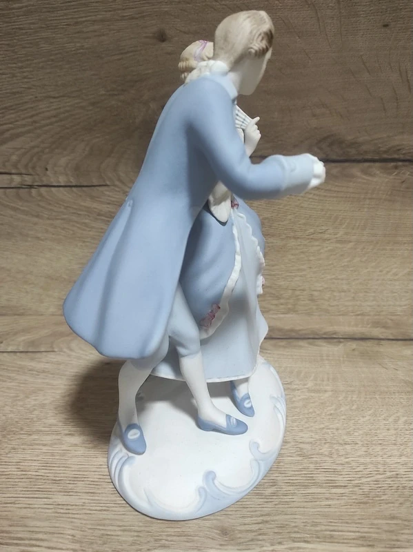 Porcelánová soška Royal Dux – tančící pár (návrh Strobach)