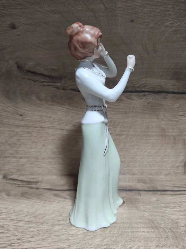 Porcelánová soška Royal Dux – dáma se zrcátkem (návrh Fuksová)