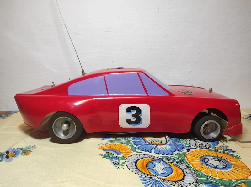 Retro dálkově ovládané autíčko (RC model)
