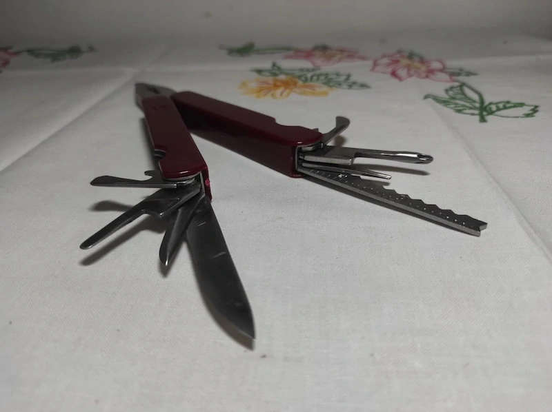 Multifunkční kapesní nůž 