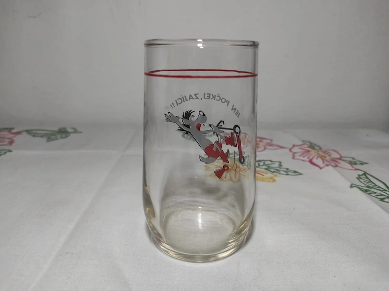 Retro sběratelská sklenička „Jen počkej, zajíci!“