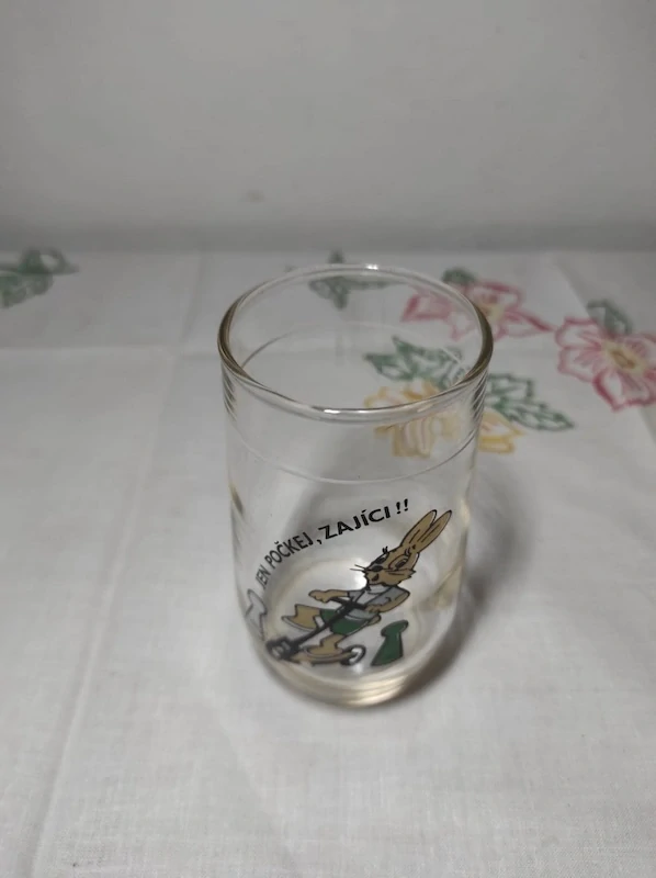 Retro sběratelská sklenička „Jen počkej, zajíci!“