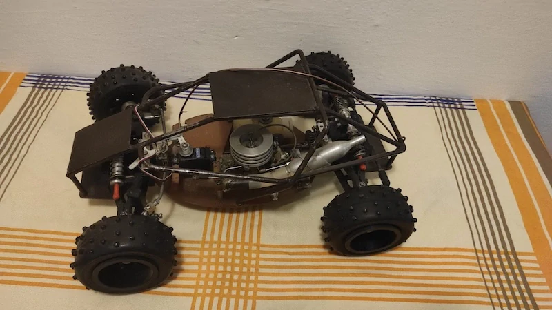 Starý modelářský RC model auta – nálezový stav