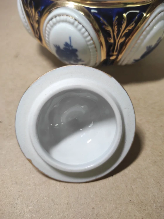 Porcelánová dóza Royal Dux 