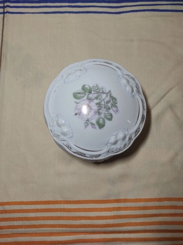 Stará porcelánová cukřenka