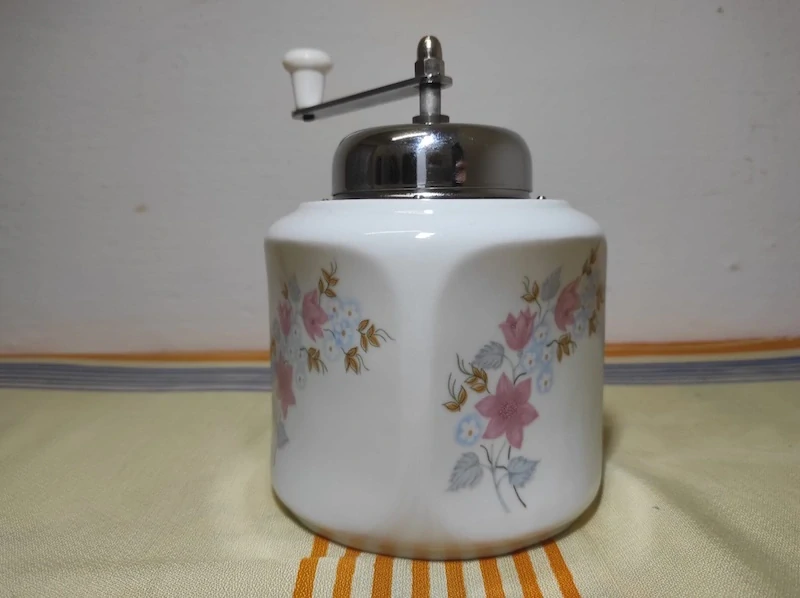 Porcelánový mlýnek
