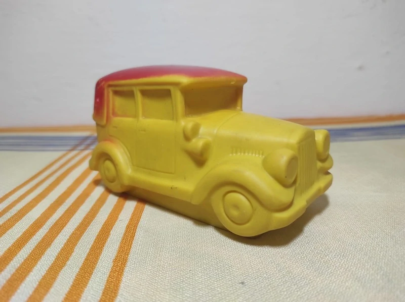 Retro pískací gumová hračka – automobil