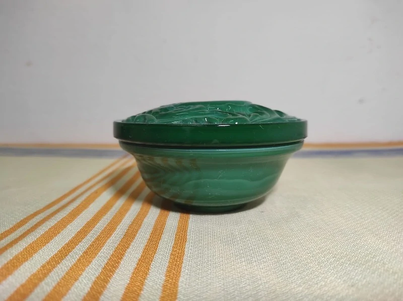 Dóza z malachitového skla