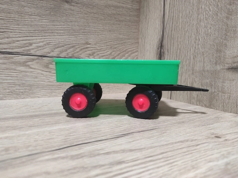 Dubena retro plastový traktor s vlečkou