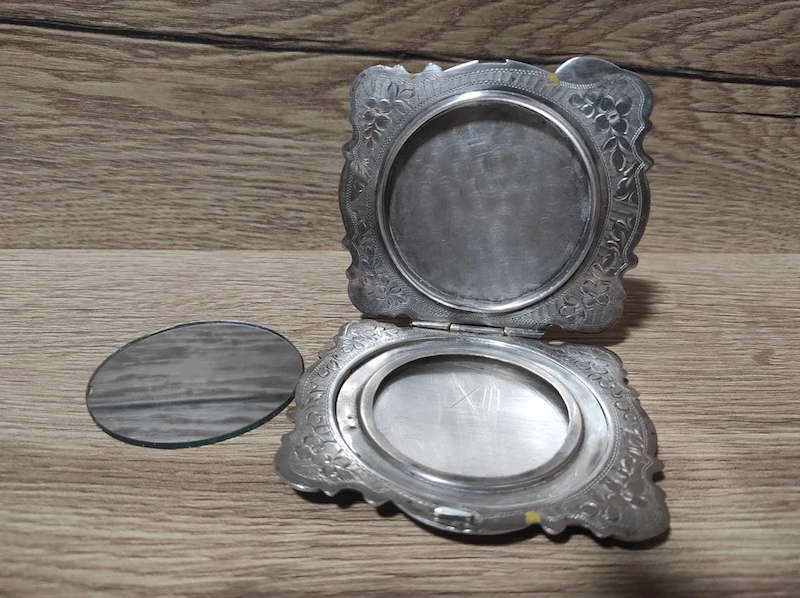 Starožitná stříbrná pudřenka