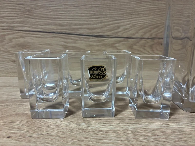 Elegantní skleněná karafa s panáky Bohemia Glass