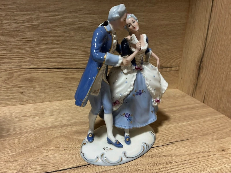 Stará porcelánová soška Royal Dux – Namluvy