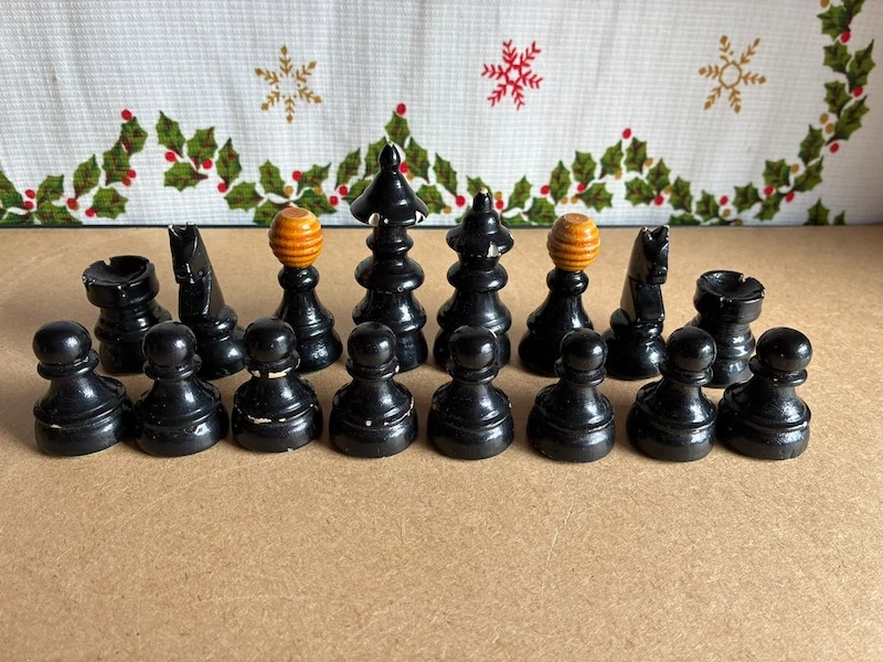Staré dřevěné šachové figurky