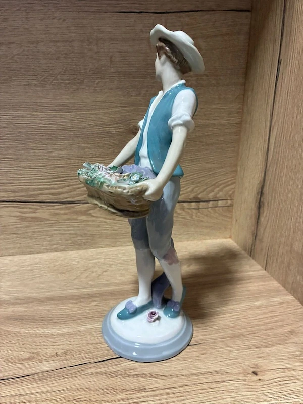 Porcelánová soška – zahradník