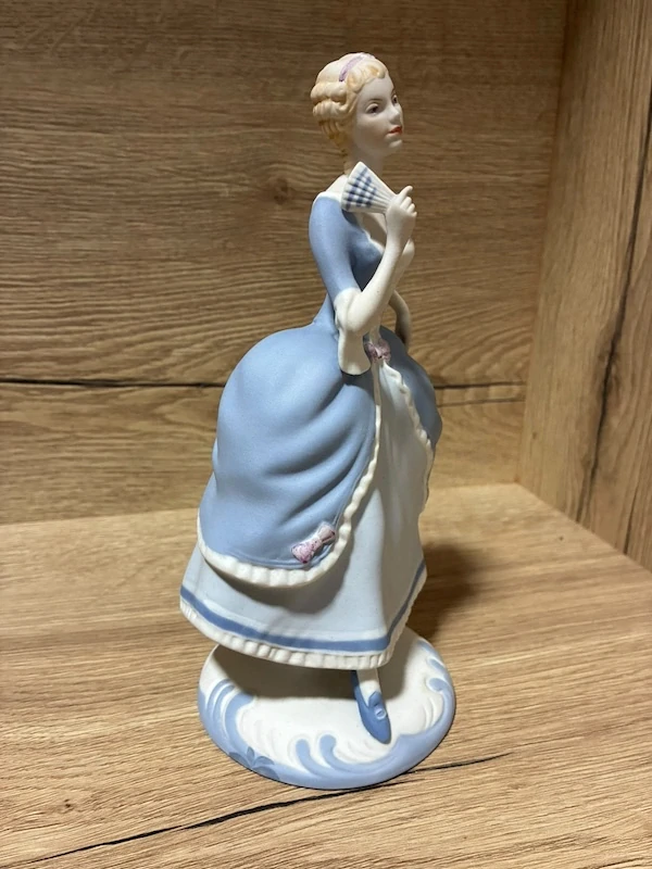 Porcelánová soška Royal Dux – dáma s vějířem