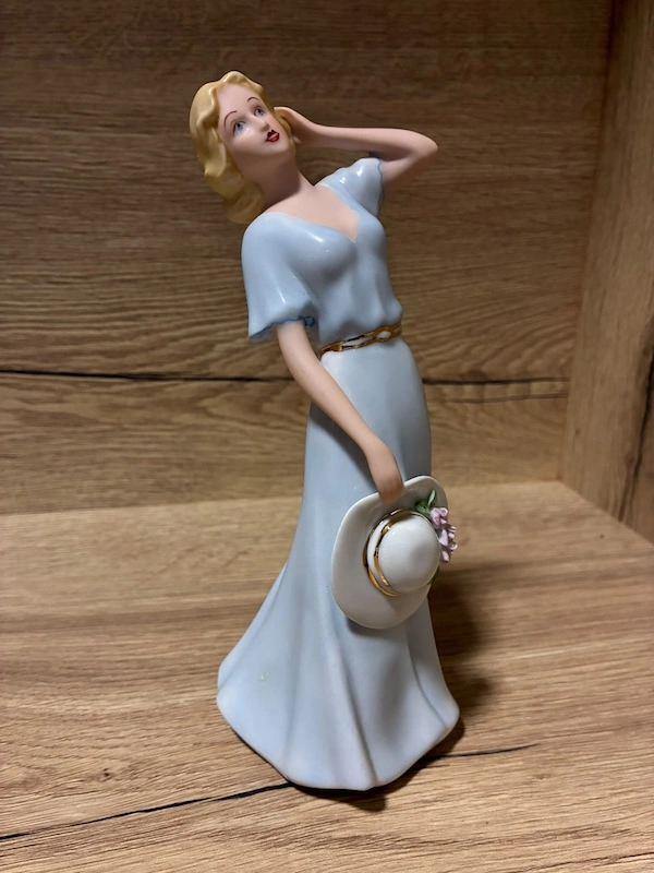 Porcelánová soška Royal Dux – Dáma s kloboukem (návrh Fuksová)
