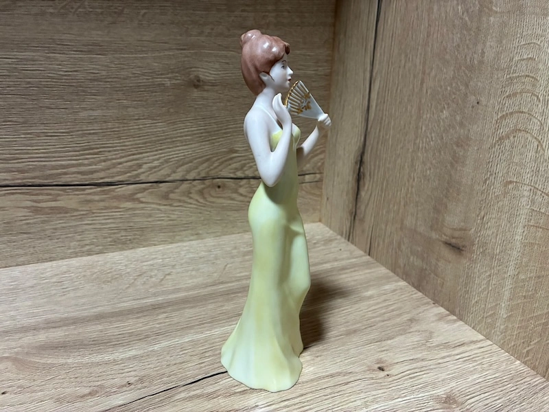 Porcelánová soška Royal Dux – Dáma s vějířem (návrh Fuksová)
