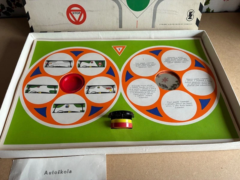 Retro hra Autoškola s volantem Kovozávody Semily