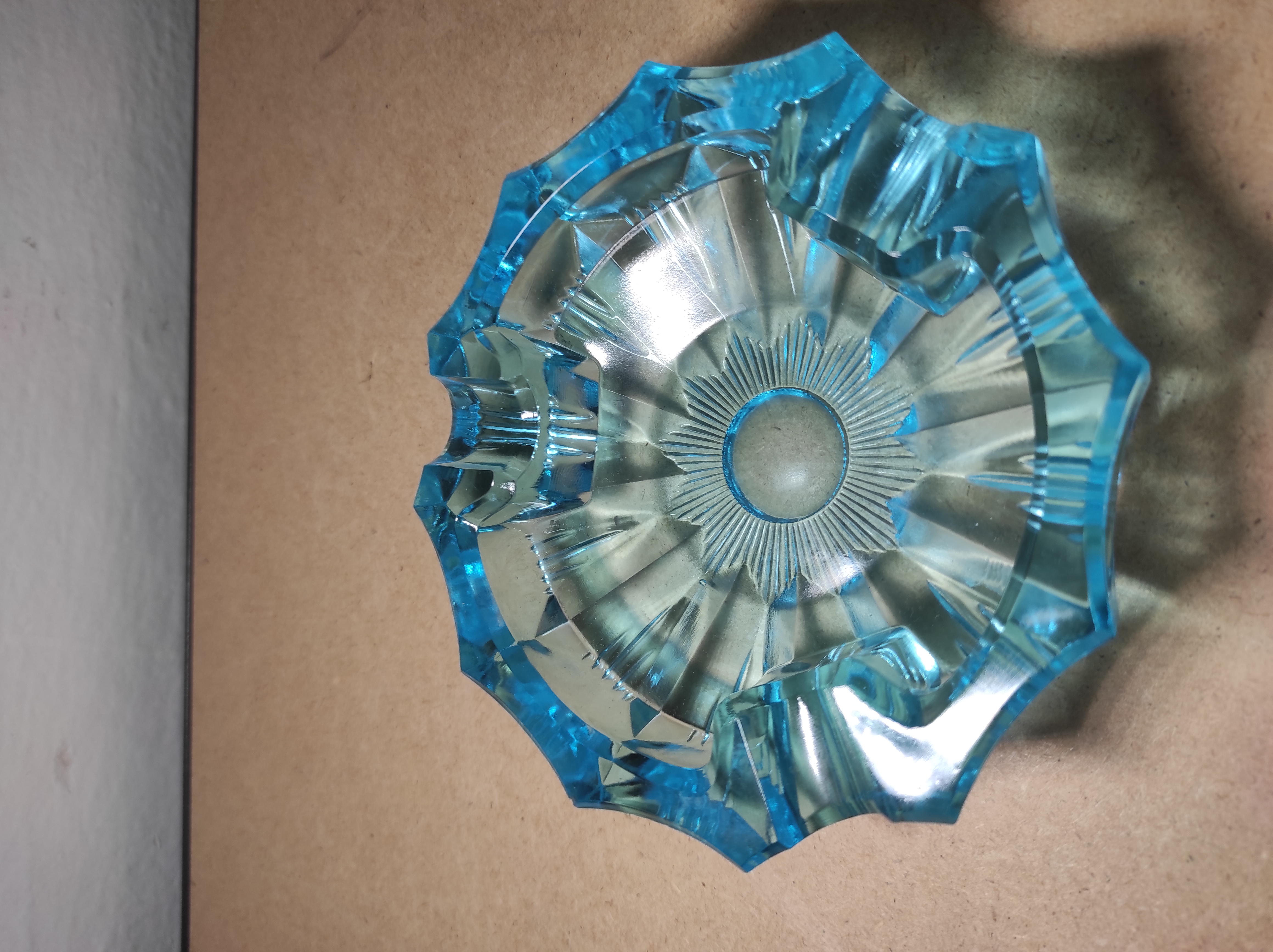 Krásný modrý popelník lité sklo 