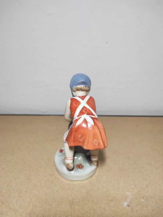 Porcelánová soška, Royal Dux, děvčátko s konvicí 
