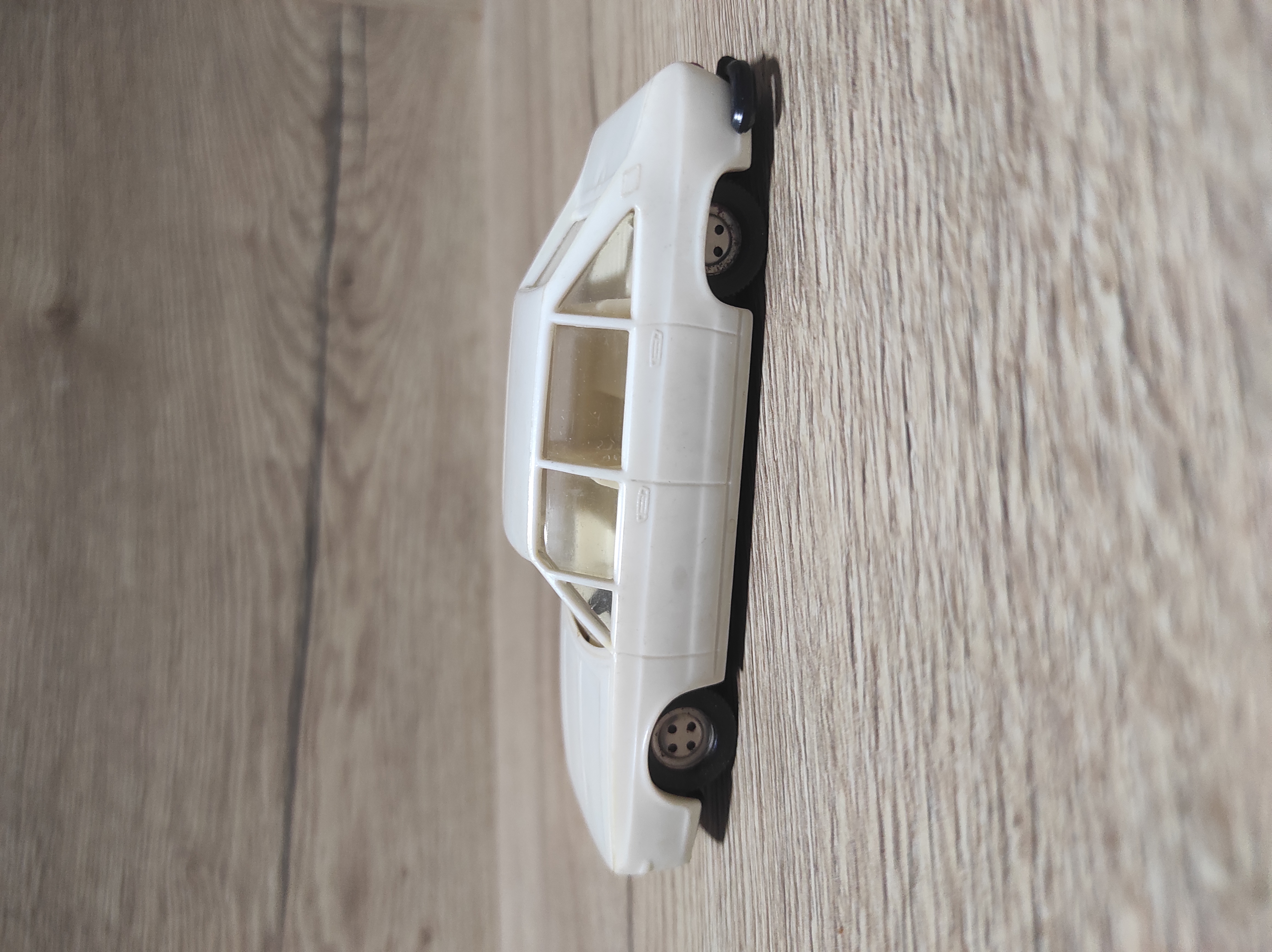 Stará hračka autíčko Tatra 613 KDN