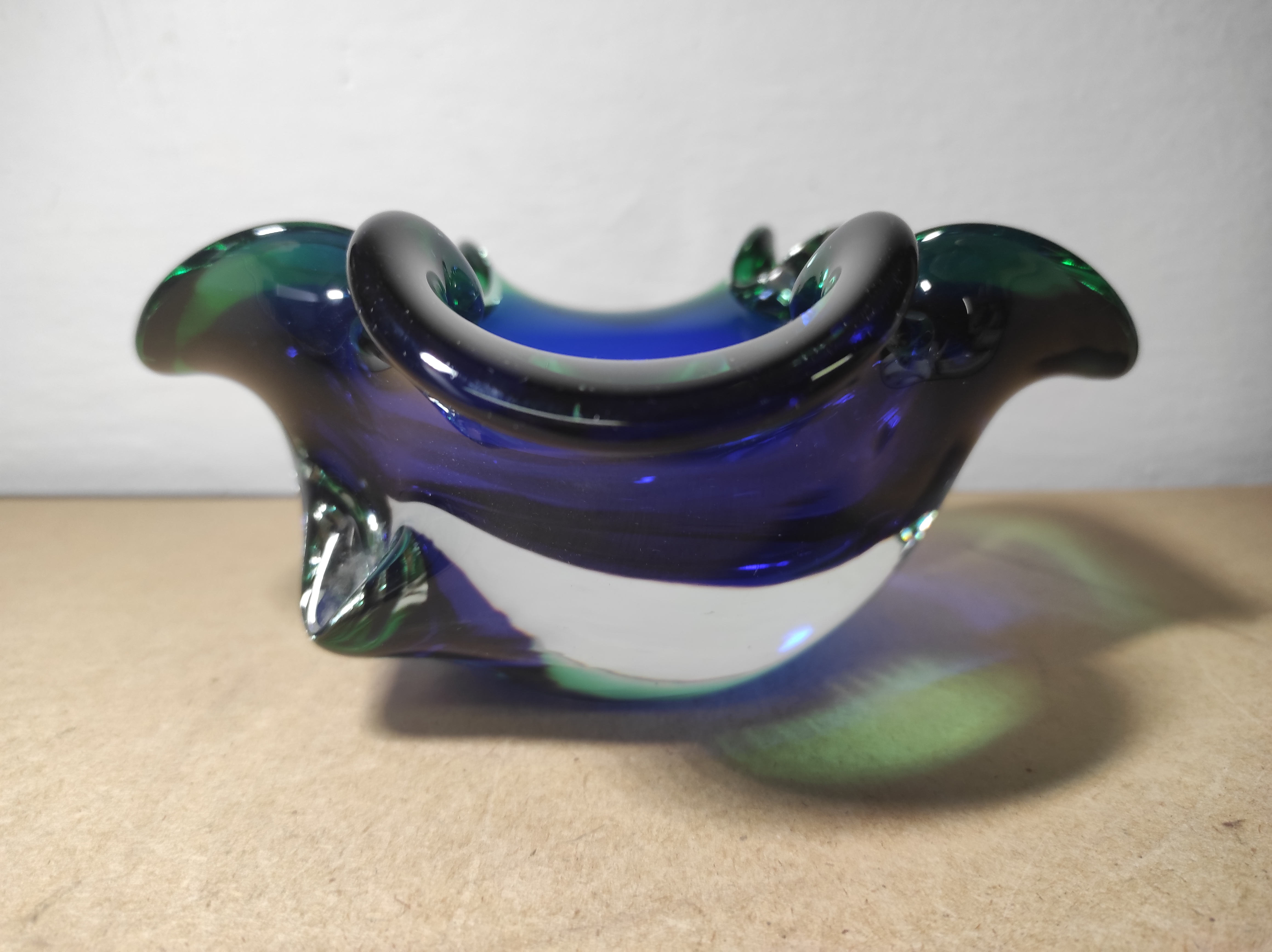 Popelník hutní sklo