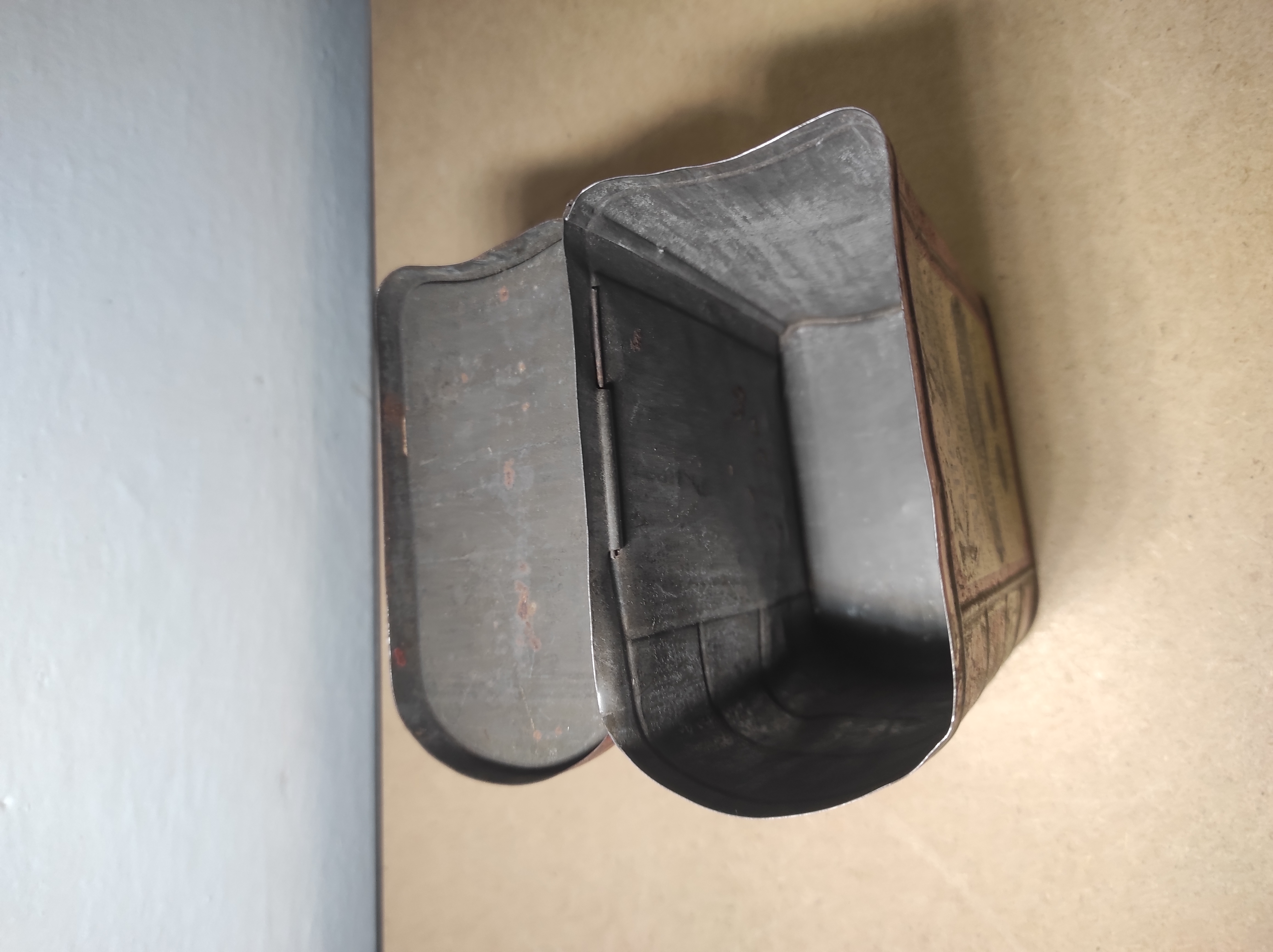 Stará plechovka od kávy