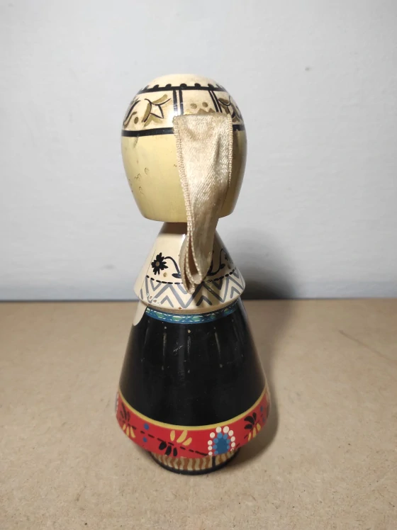 Dřevěná malovaná panenka