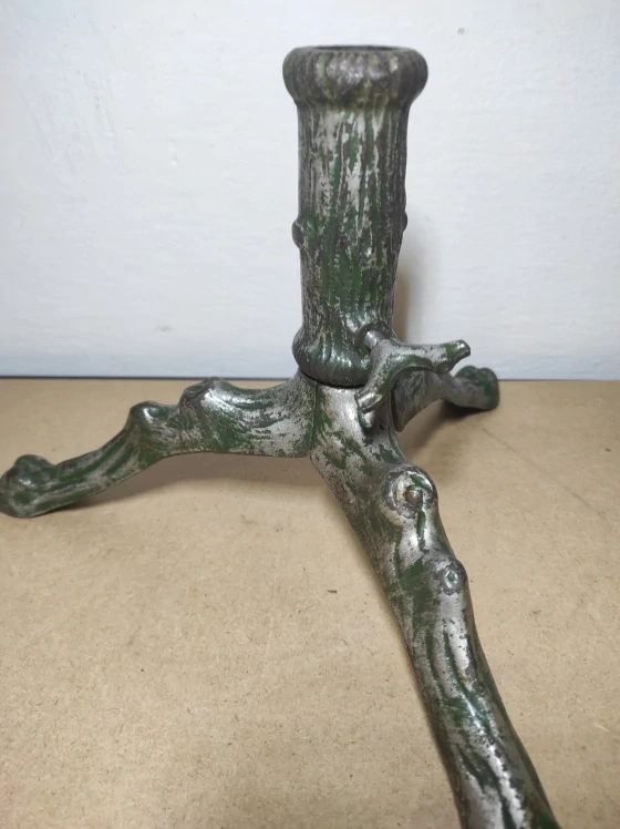 Starý kovový stojan na stromeček 