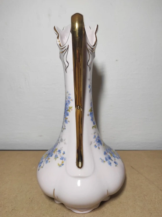 Váza z růžového porcelánu s pomněnkami