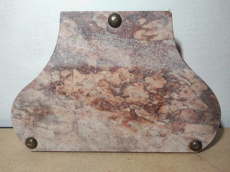 Starý mramorový kalamář