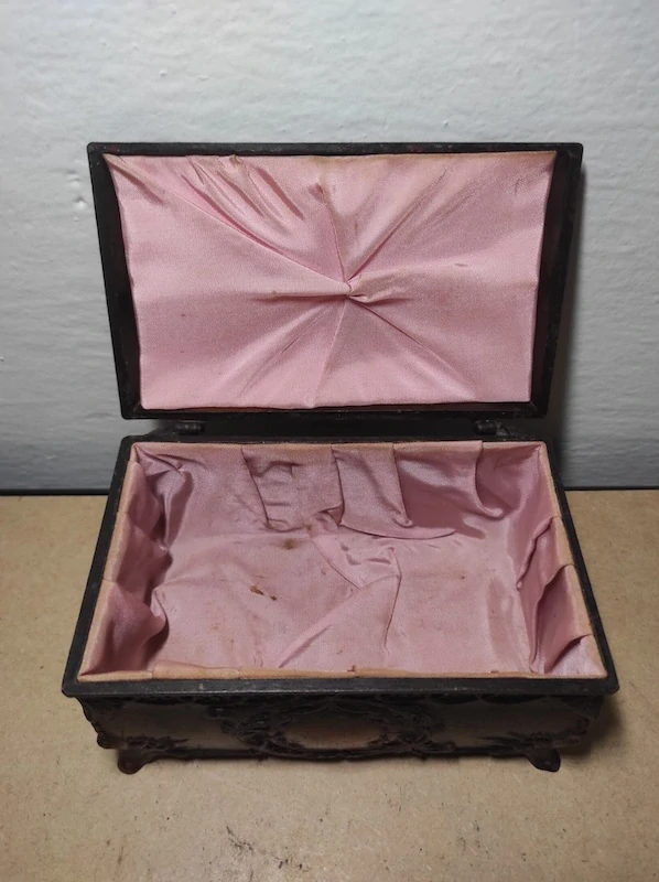 Stará zdobená plastova šperkovnice 