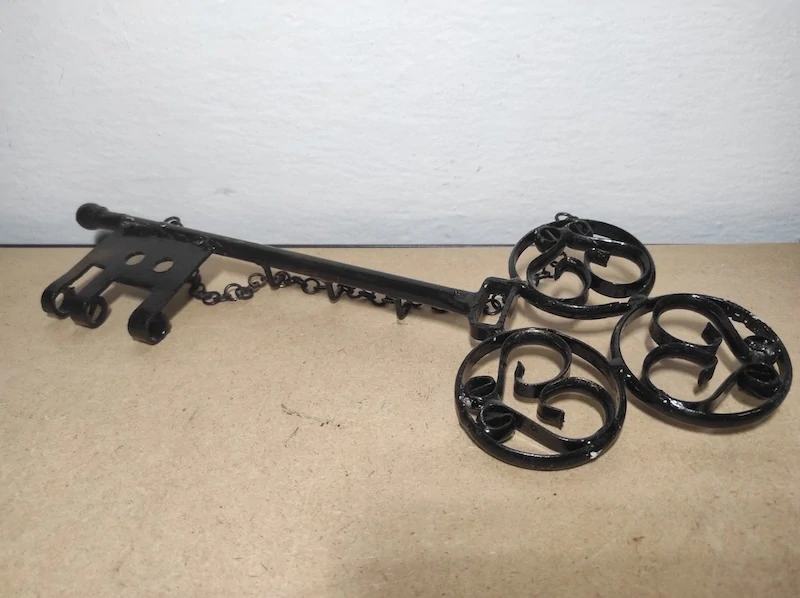 Retro kovový věšák a klíče 